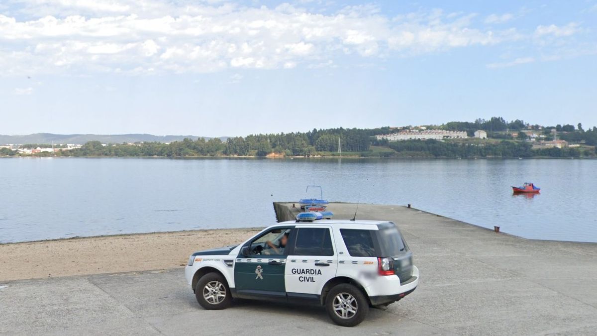 Coche de la Guardia Civil en el puntal de Neda, A Coruña