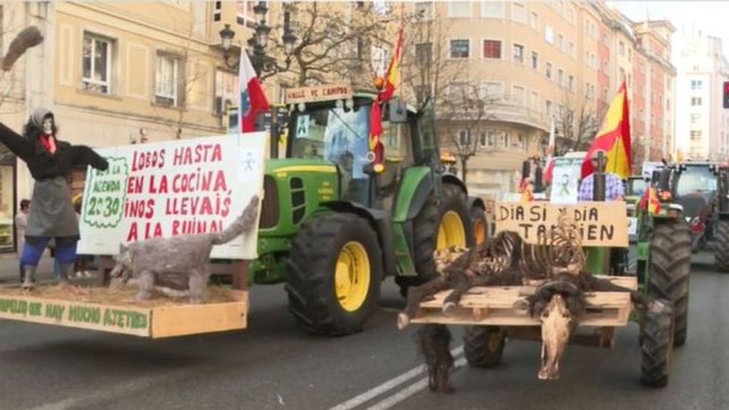 Los ganaderos cortan Santander y dejan el cadáver de un potro ante la Delegación del Gobierno