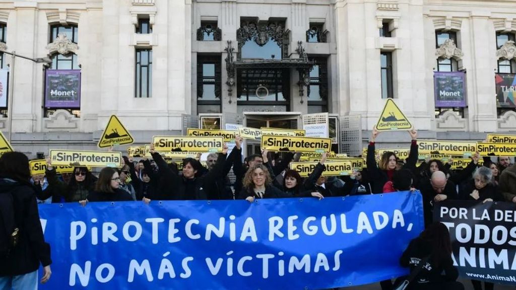 Organizaciones ecologistas y animalistas se concentran este sábado ante el Ayuntamiento de Madrid para mostrar su oposición a la mascletá