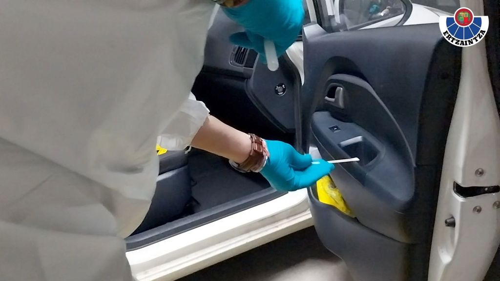 Policía Científica toma de muestras en la puerta de un vehículo