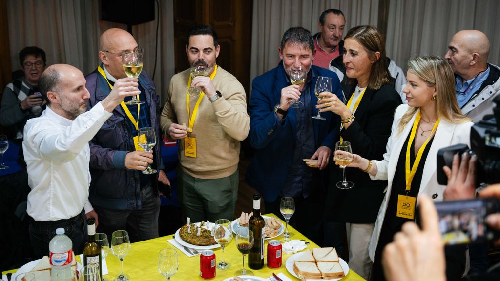 El presidente de Democracia Ourensana, Gonzalo Pérez Jácome, y el cabeza de lista, Armando Ojea (2i), entre otros, celebran el escrutinio de los resultados electorales, este domingo en Ourense.