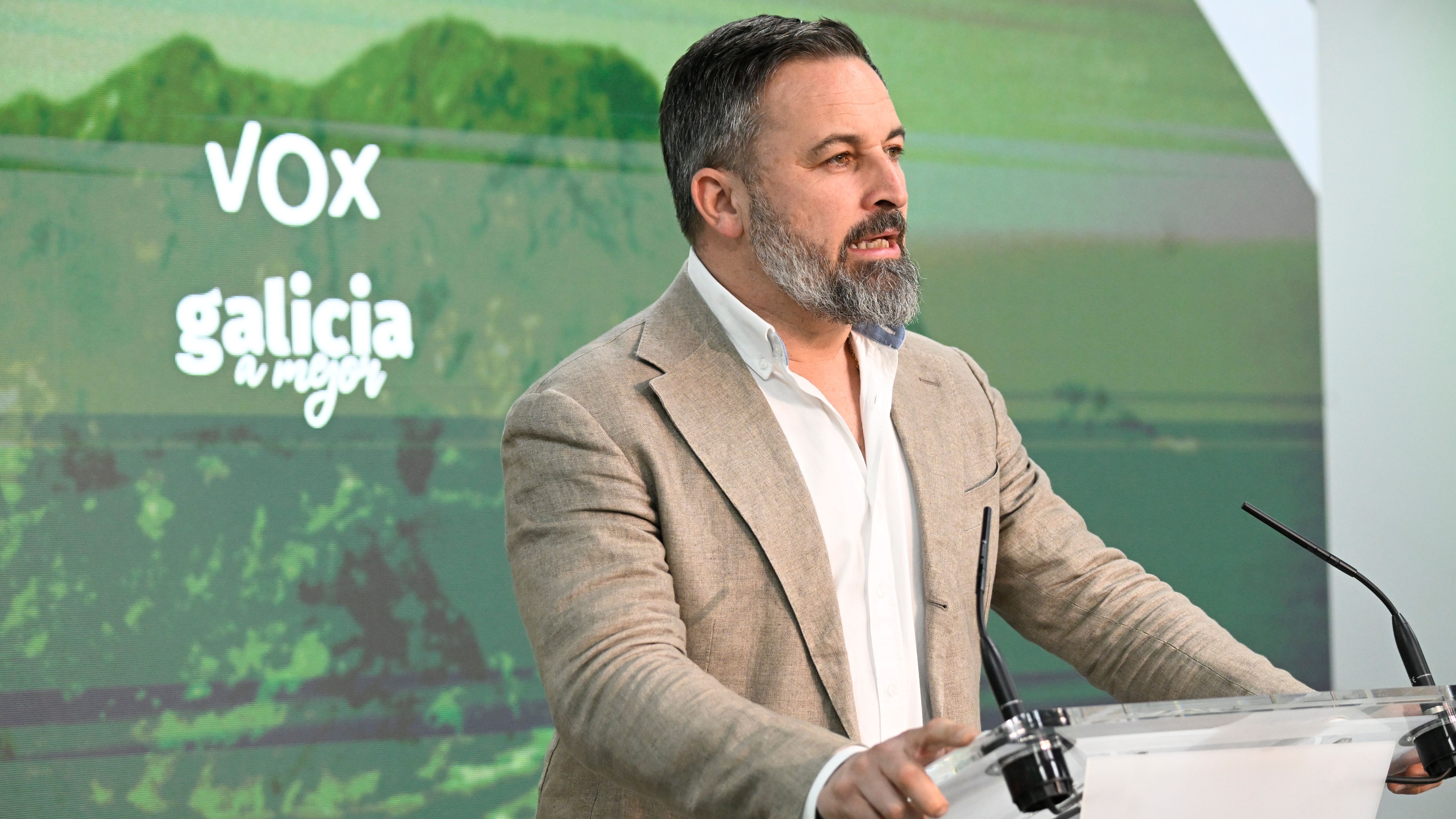 El presidente de VOX, Santiago Abascal, ofrece una rueda de prensa tras conocerse los resultados de las elecciones autonómicas gallegas este domingo, en la sede del partido en Madrid.