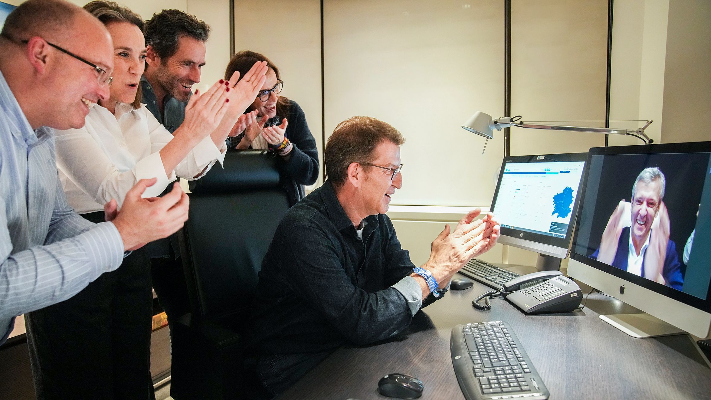 El presidente del PP Alberto Nuñez Feijóo mantiene una vidoconferencia con el ganador de las elecciones gallegas por el Partido Popular Alfonso Rueda tras el escrutinio de los resultados electorales, este domingo en Madrid