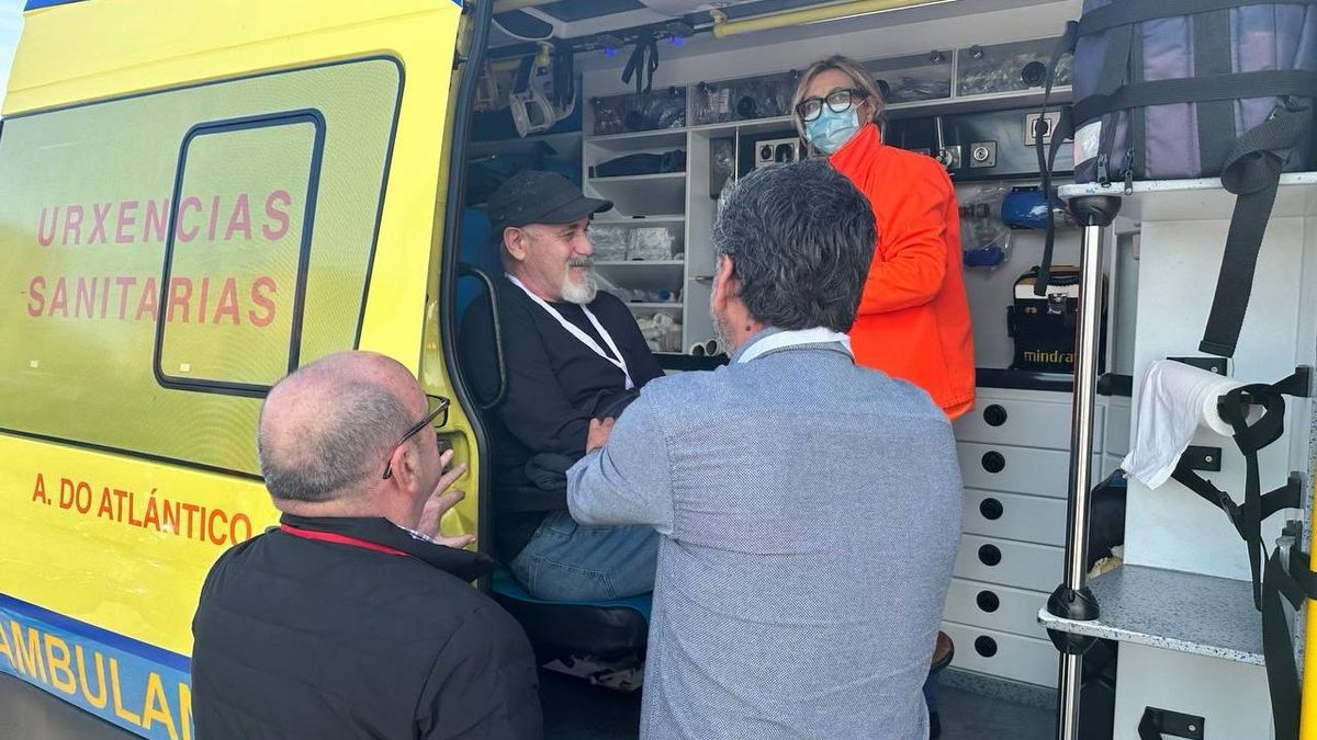 Juan Valverde, el apoderado de Sumar Galicia agredido, fue trasladado en ambulancia al Hopital Álvaro Cunqueiro