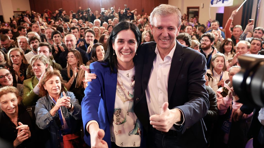 El candidato Popular a la Xunta, Alfonso Rueda (d), junto a la secretaria general del partido en Galicia, Paula Prado (i), posa tras resultar ganador de las elecciones gallegas este domingo, en Santiago.