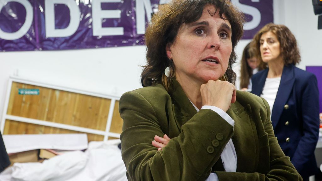 La candidata de Podemos a la Xunta de Galicia, Isabel Faraldo, sigue los escrutinios y resultados de las elecciones autonómicas en la sede de su organización hoy domingo en A Coruña.