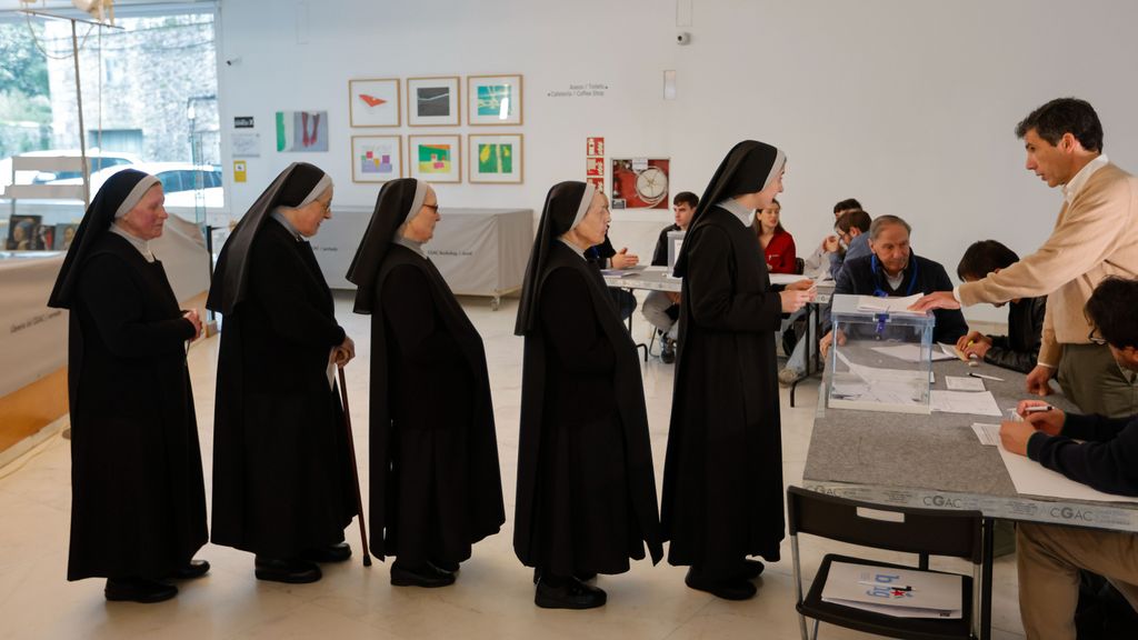 Las anécdotas del 18F en Galicia: de las colas de monjas votando a la puerta atascada de un colegio