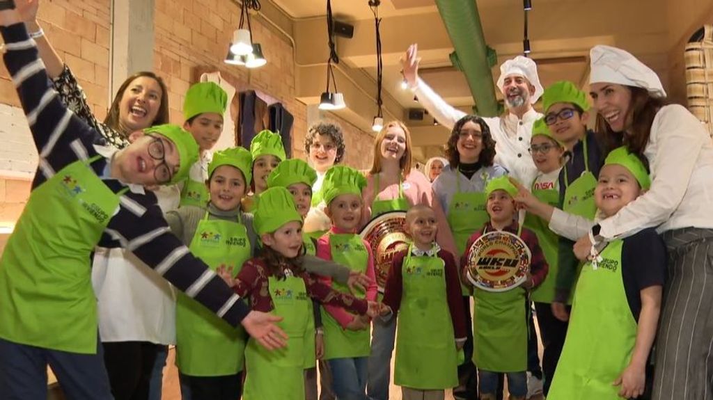 Niños y niñas con cáncer participan en un taller de cocina solidario