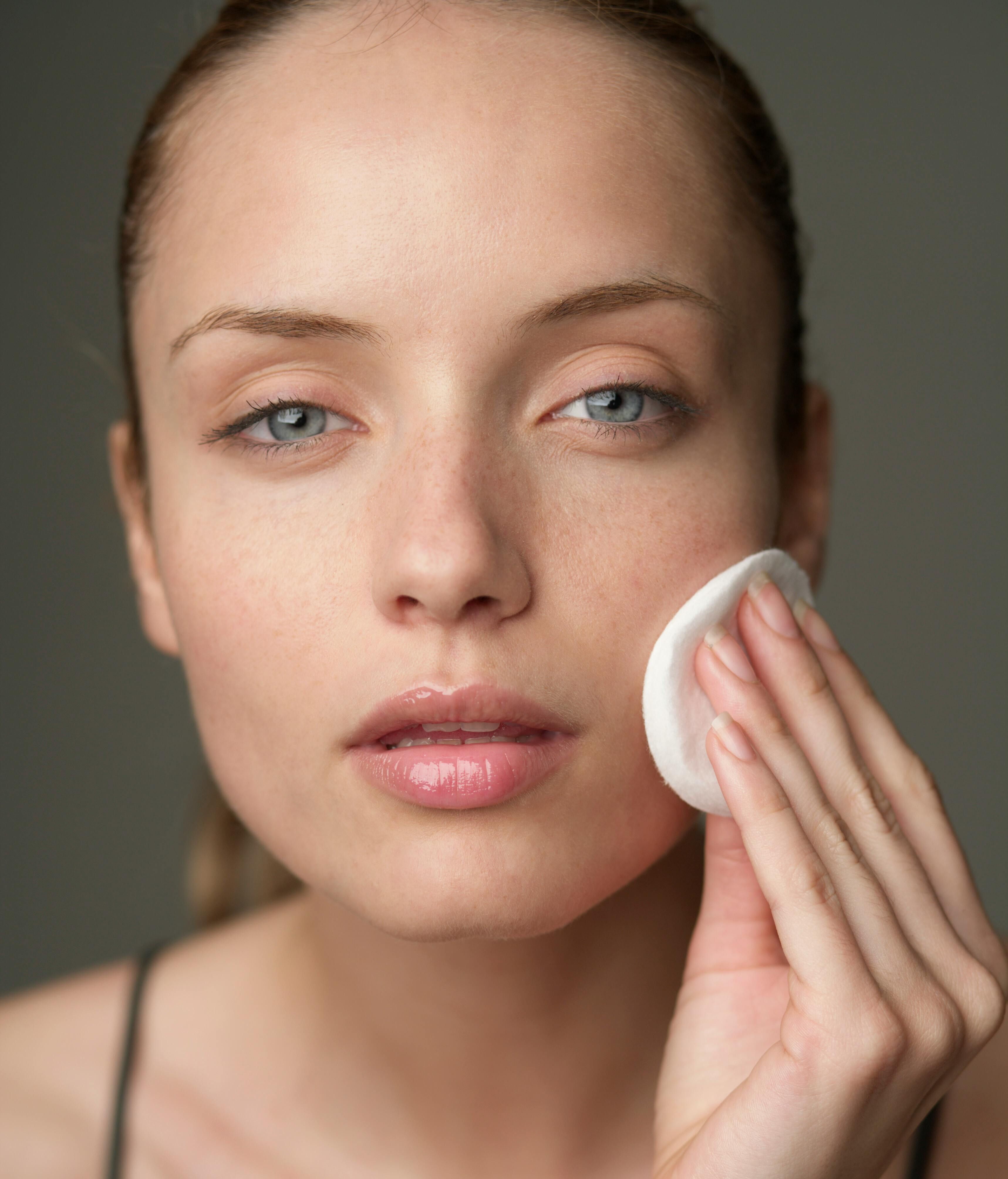 No te saltes la limpieza facial. FUENTE: Pexels