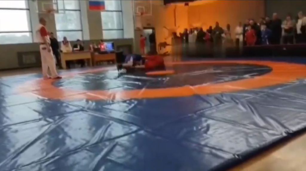 Susto en un gimnasio ucraniano: se dispara un lanzagranadas que los militares mostraban a unos niños