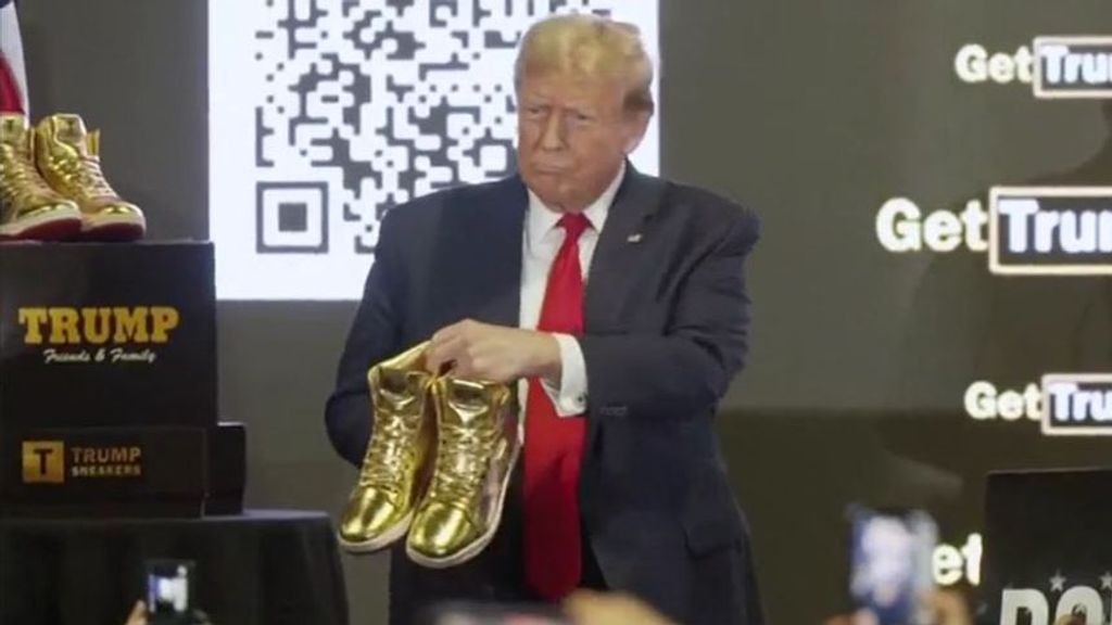 Trump presenta su nueva línea de zapatillas 'Never Surrender'