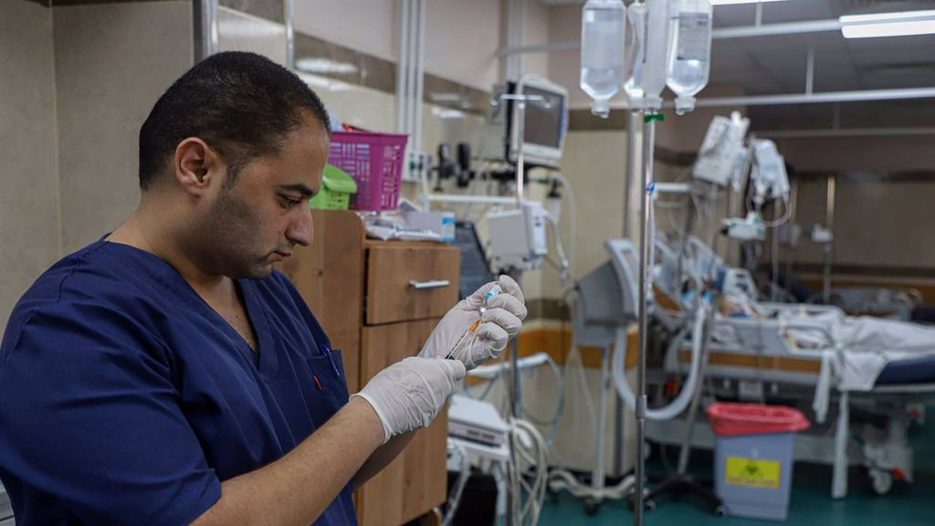 Un trabajador del hospital de Nasser, en el sur de la Franja de Gaza