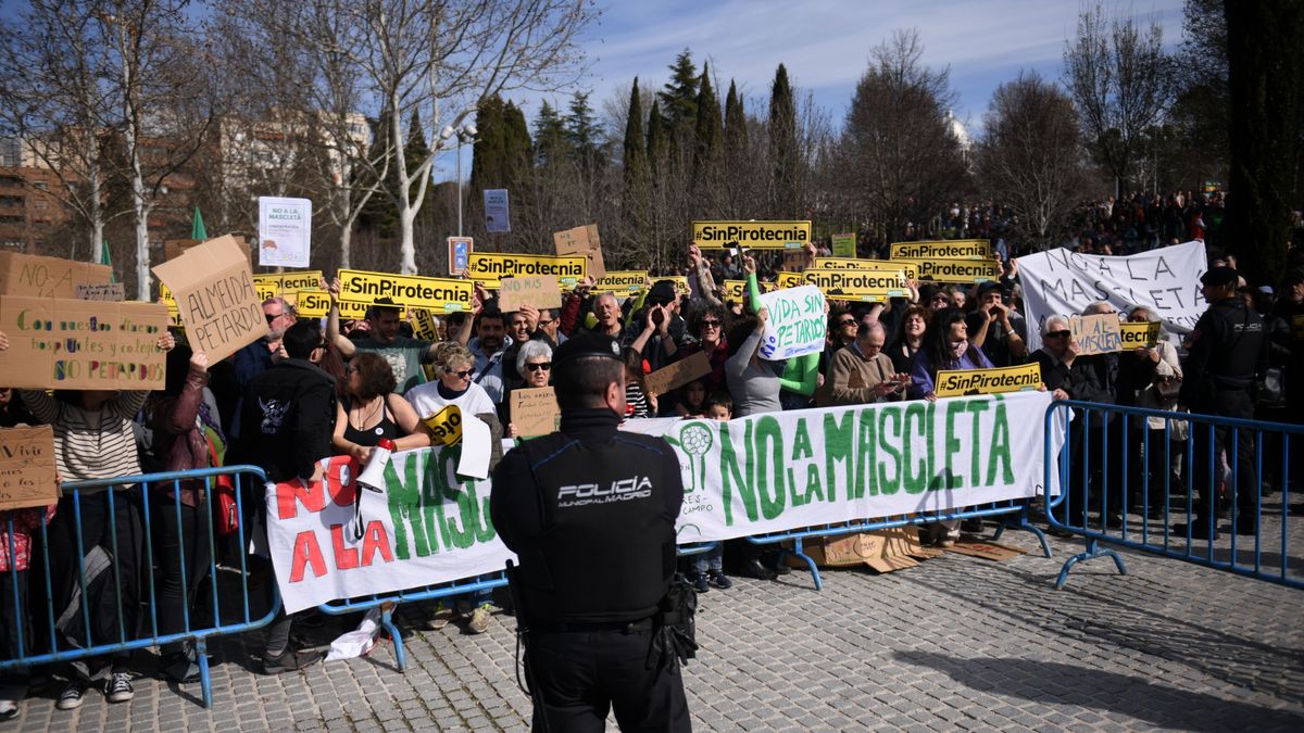 Varias personas protestan durante una manifestación contra la celebración de la mascletà madrileña, en el Puente del Rey de Madrid Río