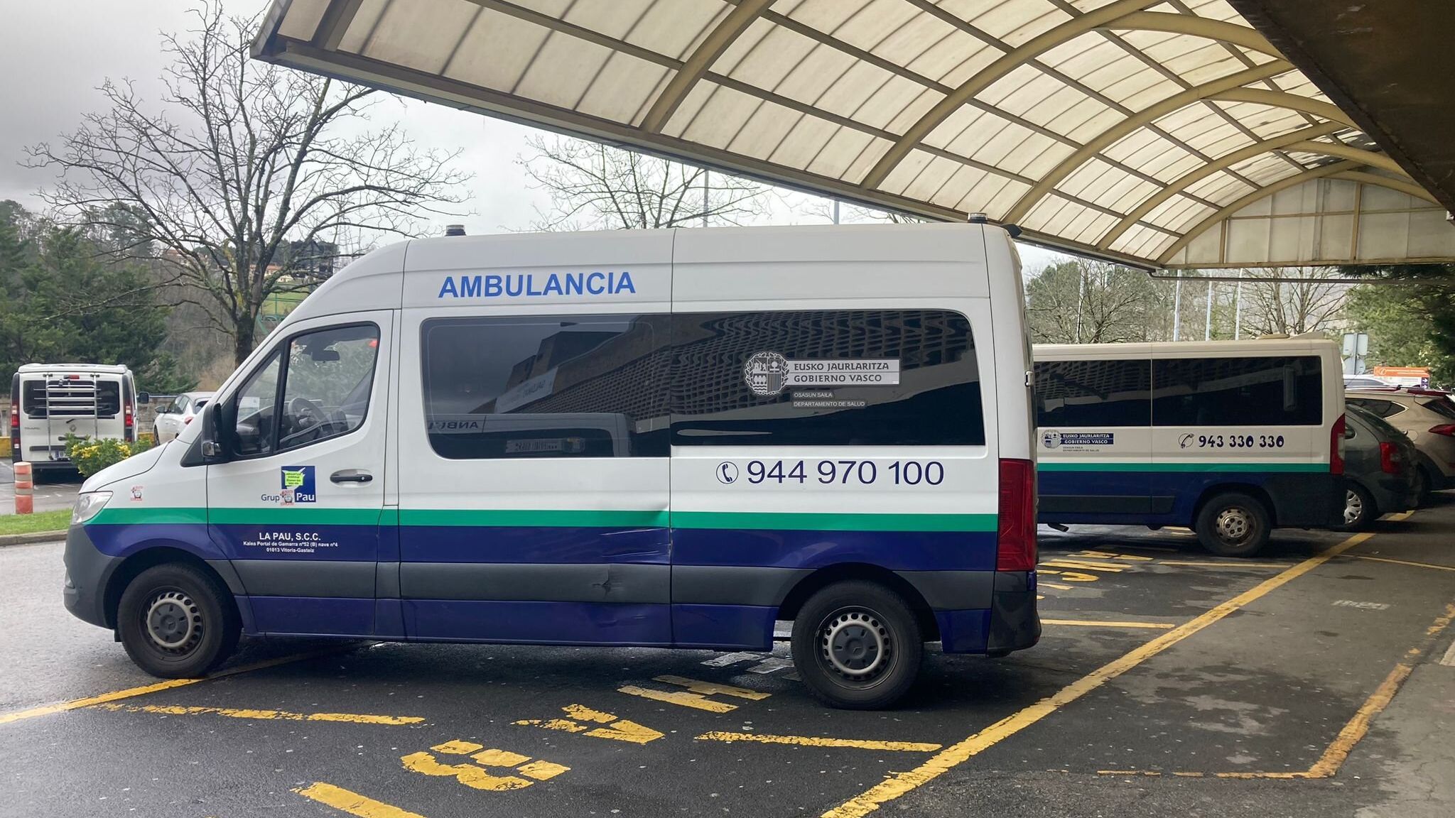 Ambulancias paradas en el hospital de Galdakao, esta mañana