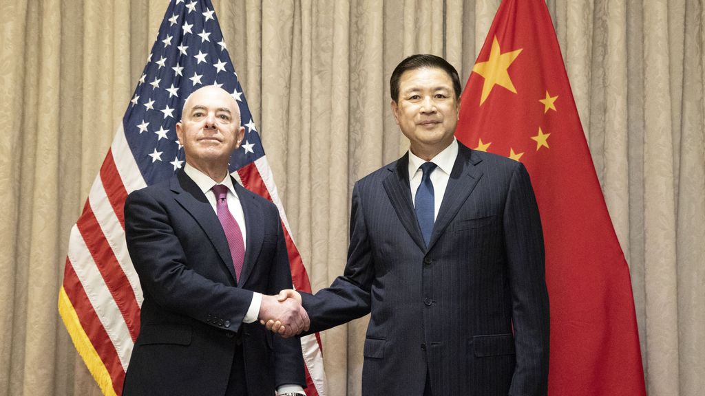 El secretario de Seguridad Nacional de EEUU, Alejandro Mayorkas, y el ministro de Seguridad Pública de China, Wang Xiaohong, en Viena