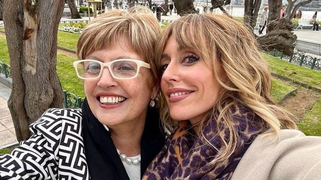 Emma García junto a su madre por las calles de San Sebastián