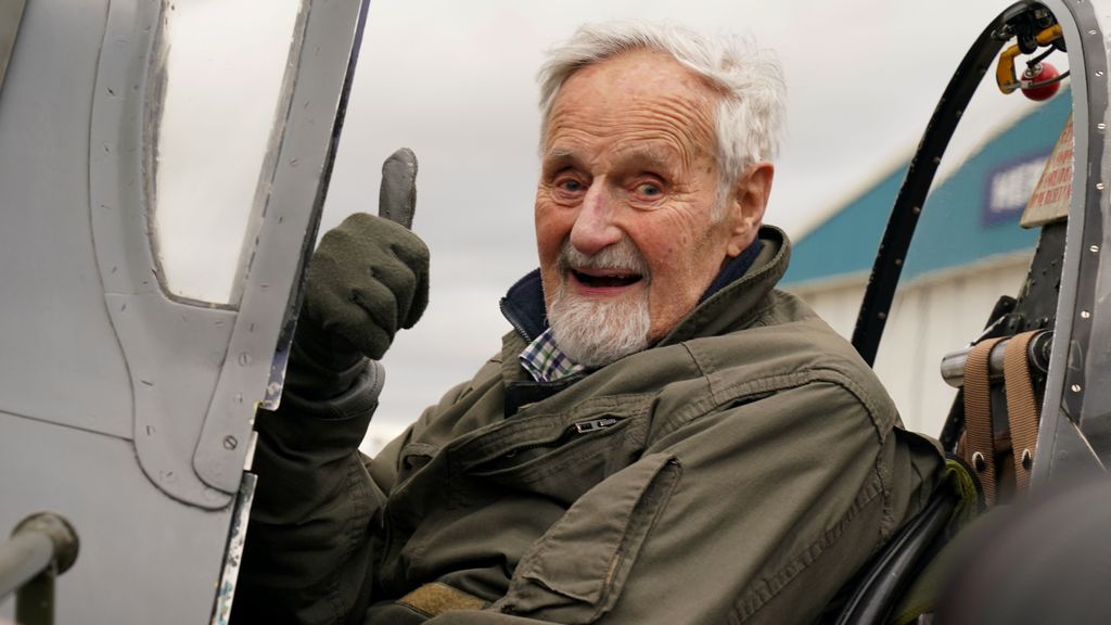 Jack Hemmings ha vuelto a pilotar un avión a los 102 años