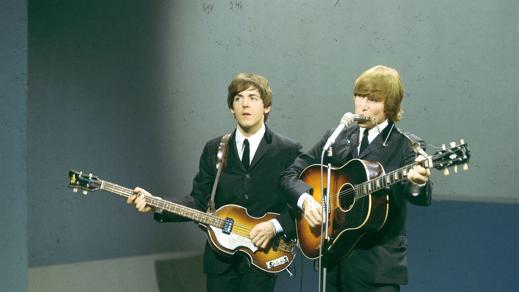 Paul McCartney y John Lennon de The Beatles, durante un programa de televisión, en 1964.