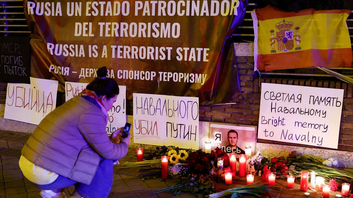 Protestas en la embajada rusa en Madrid tras la muerte de Navalni