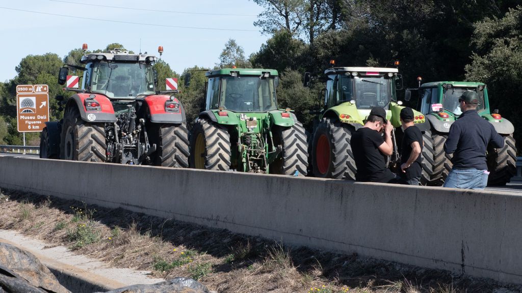 Tractores concentrados al lado de la autopista AP-7 a la altura de Pontós (Girona)