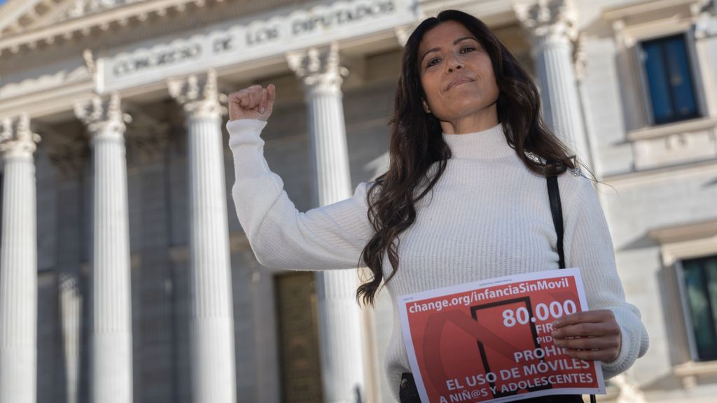 Ángela, la profesora y madre que ha llevado al Congreso la petición de prohibir los móviles a menores de 16 años: "Interfiere en el aprendizaje"