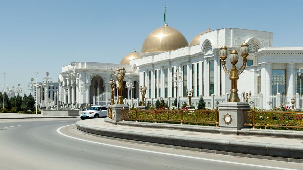 Ashgabat, la capital de Turkmenistán donde solo pueden manejarse coches blancos