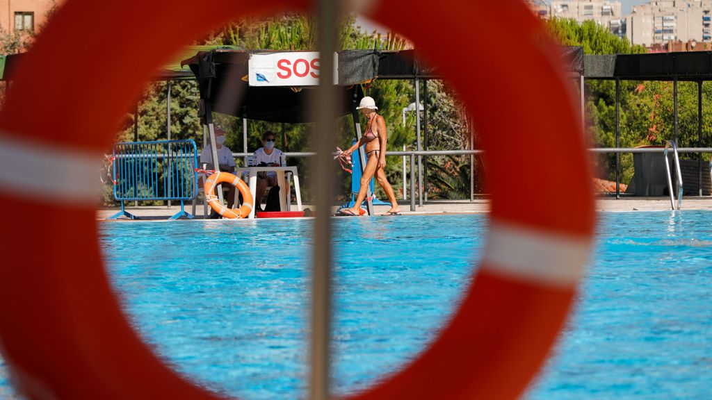 Cataluña estudia la apertura de piscinas municipales en verano como refugio climático