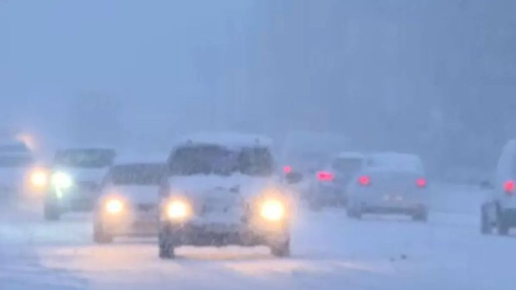 coches circulando en la intensa nevada en soria 0fc5