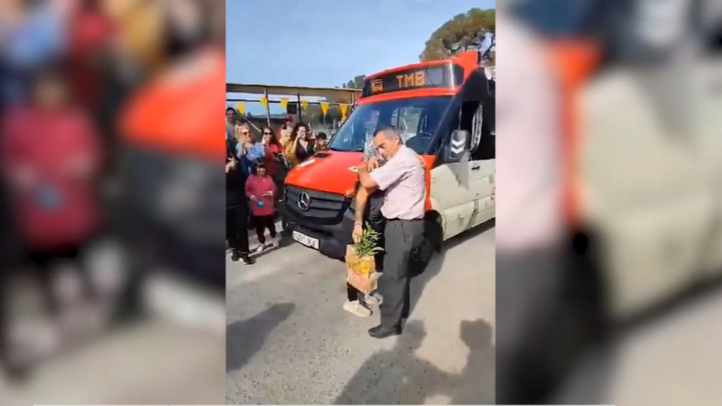 El emotivo adiós un conductor de autobuses jubilado de Barcelona: los pasajeros le han organizado una despedida por su humanidad