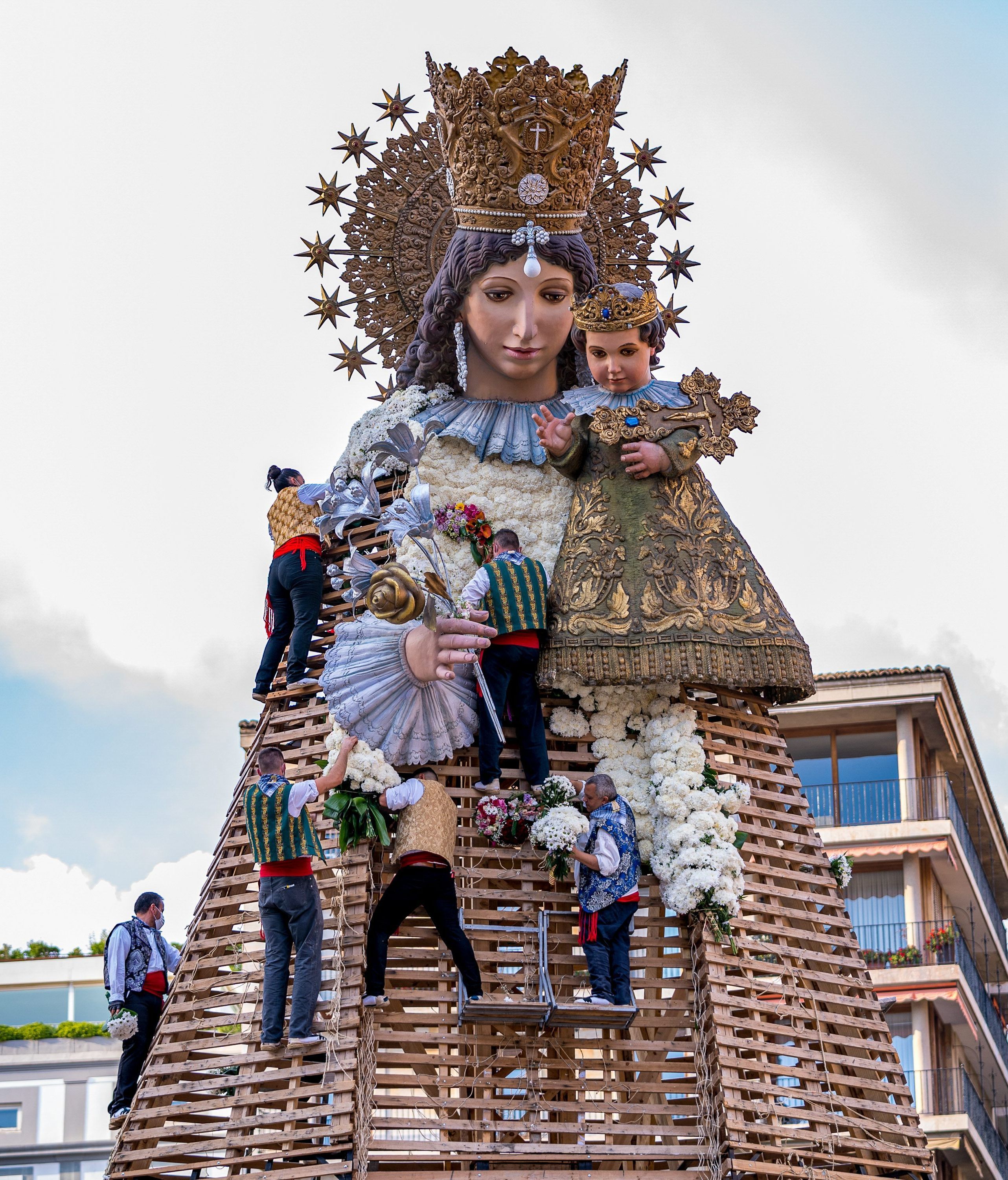 El domingo se termina de llenar el manto de la Virgen con flores. FUENTE: Cordonpress