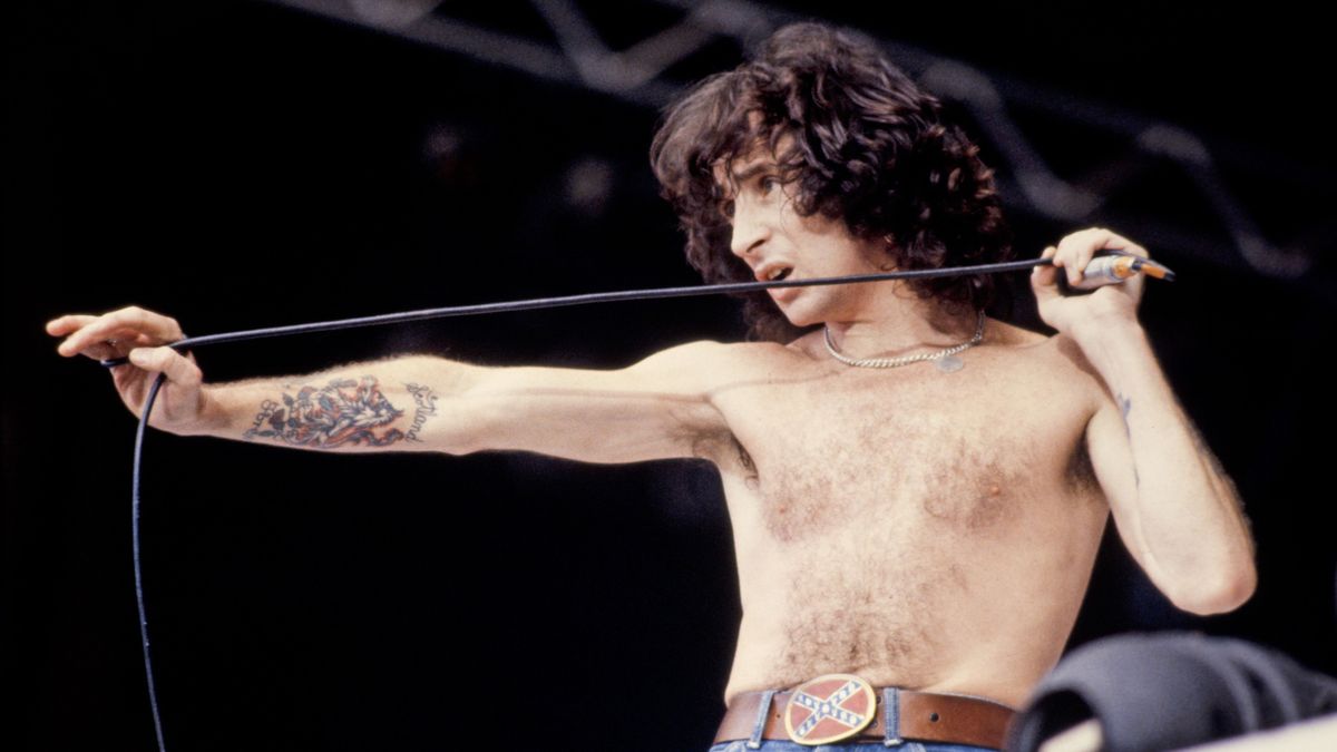 Highway to hell. Bon Scott, legendario primer voaclista de AC/DC, muerto hace 44 años.