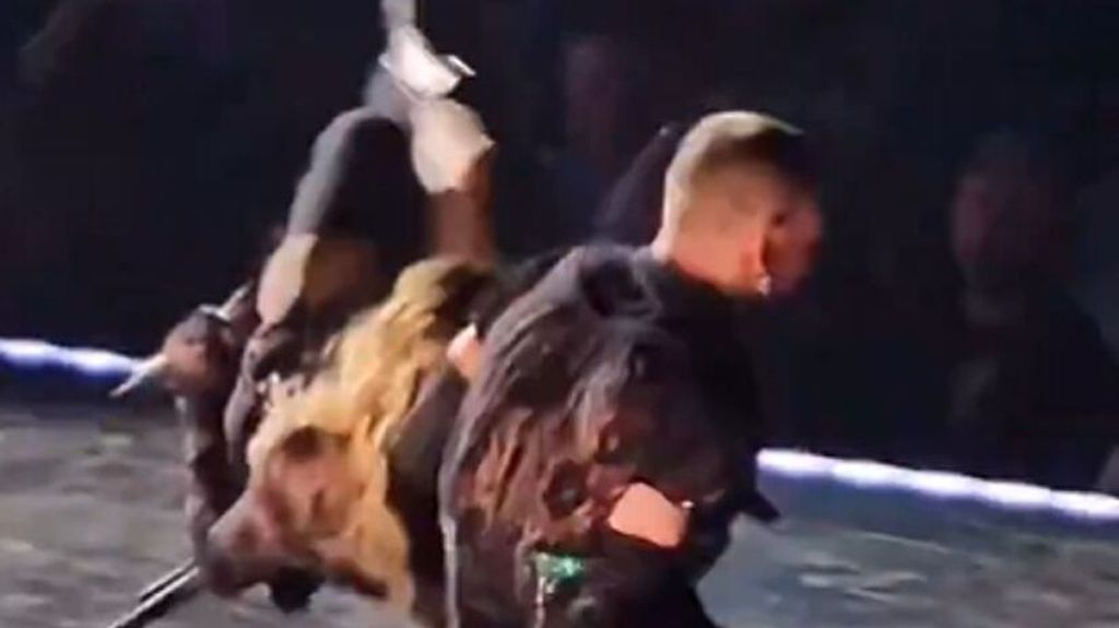 La aparatosa caída de Madonna en pleno concierto mientras canta su mítico tema 'Open Your Heart'