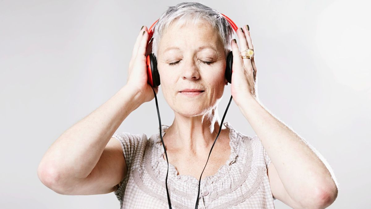 Los beneficios de escuchar música en la salud para los mayores de 50