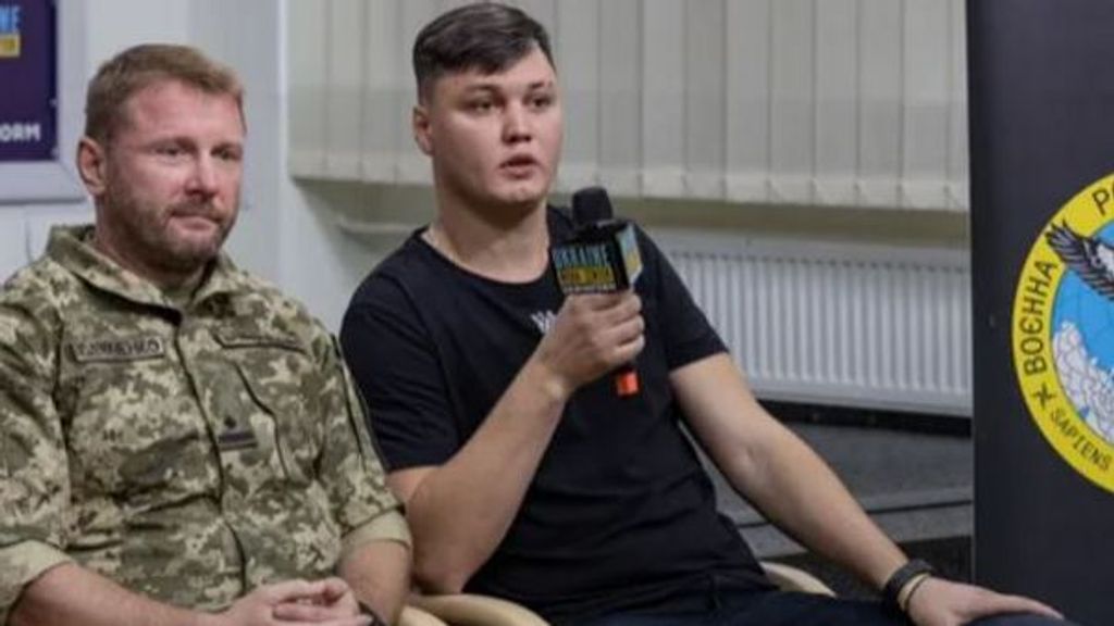 Maxm Kuzminov, un piloto ruso (derecha) que desertó para no ir a la guerra de Ucrania