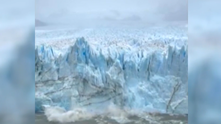 El rompimiento del glaciar Perito Moreno en Argentina atrae a cientos ...