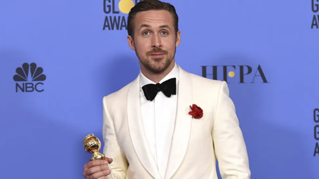Ryan Gosling con el Globo de Oro por La la land. FUENTE: Divinity