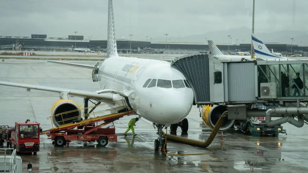 un avion aparcado en la pista en el aeropuerto de el pra e373