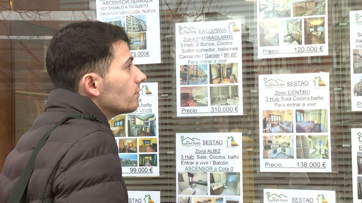 Un joven observa las ofertas de una inmobiliaria en Bizkaia