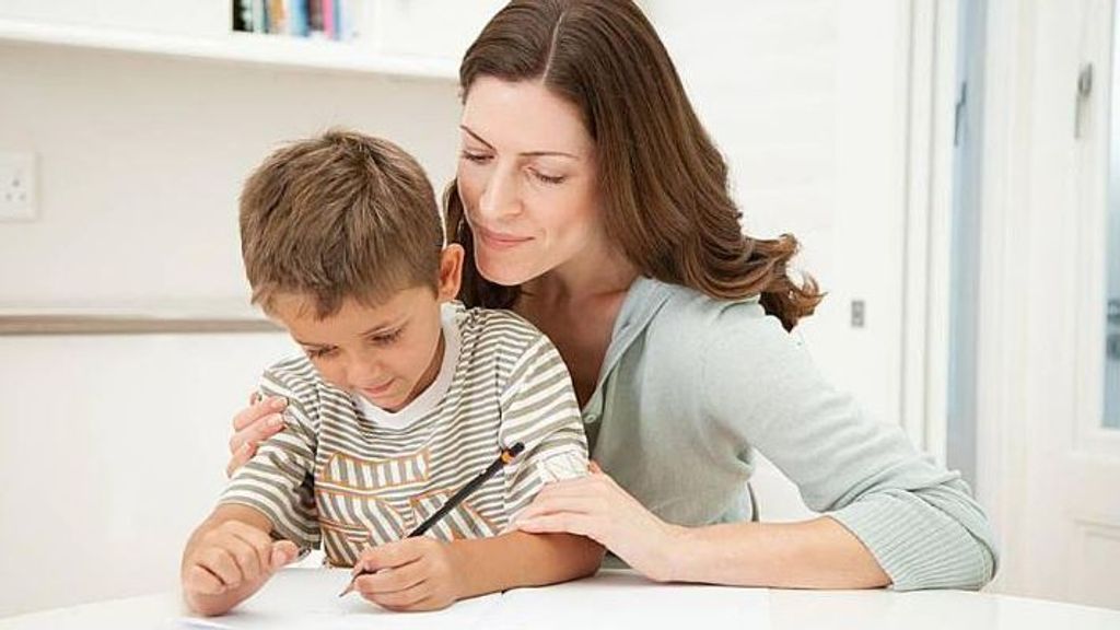 Un nuevo estudio revela cómo puedes ayudar a tus hijos con sus deberes escolares