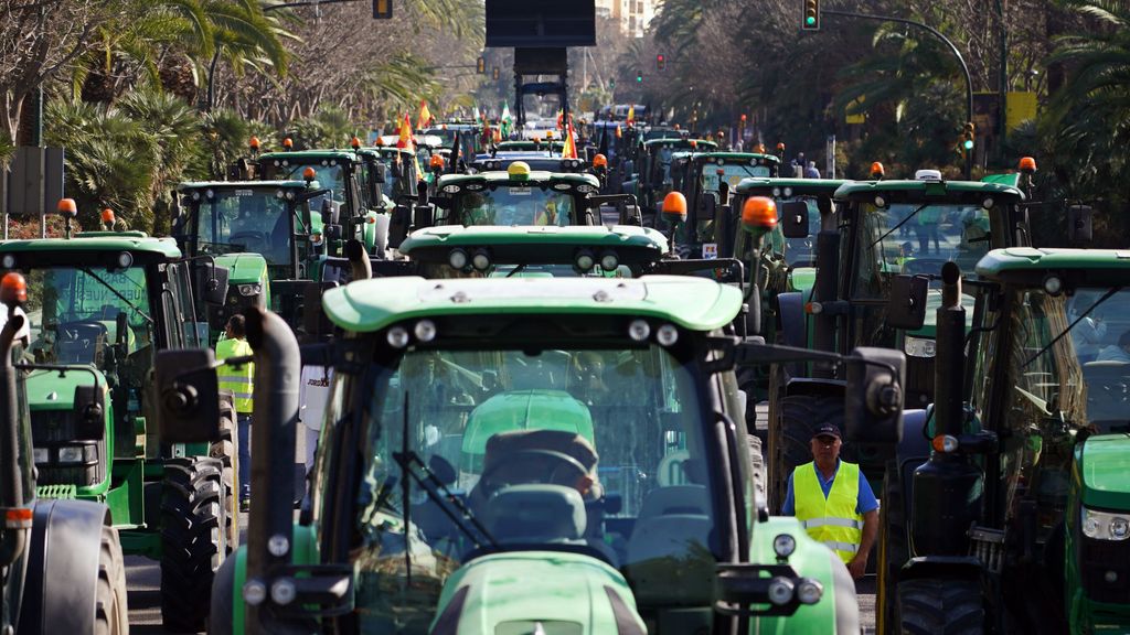 Agricultores de distintos puntos de España reparten productos del campo a los ciudadanos en el transcurso de sus protestas