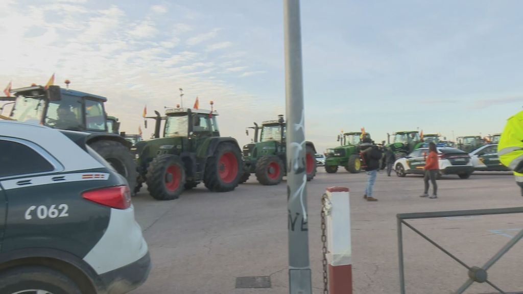 Agricultores en Arganda del Rey denuncian que las autoridades les impiden marchar al centro de Madrid: "Nos han encerrado"