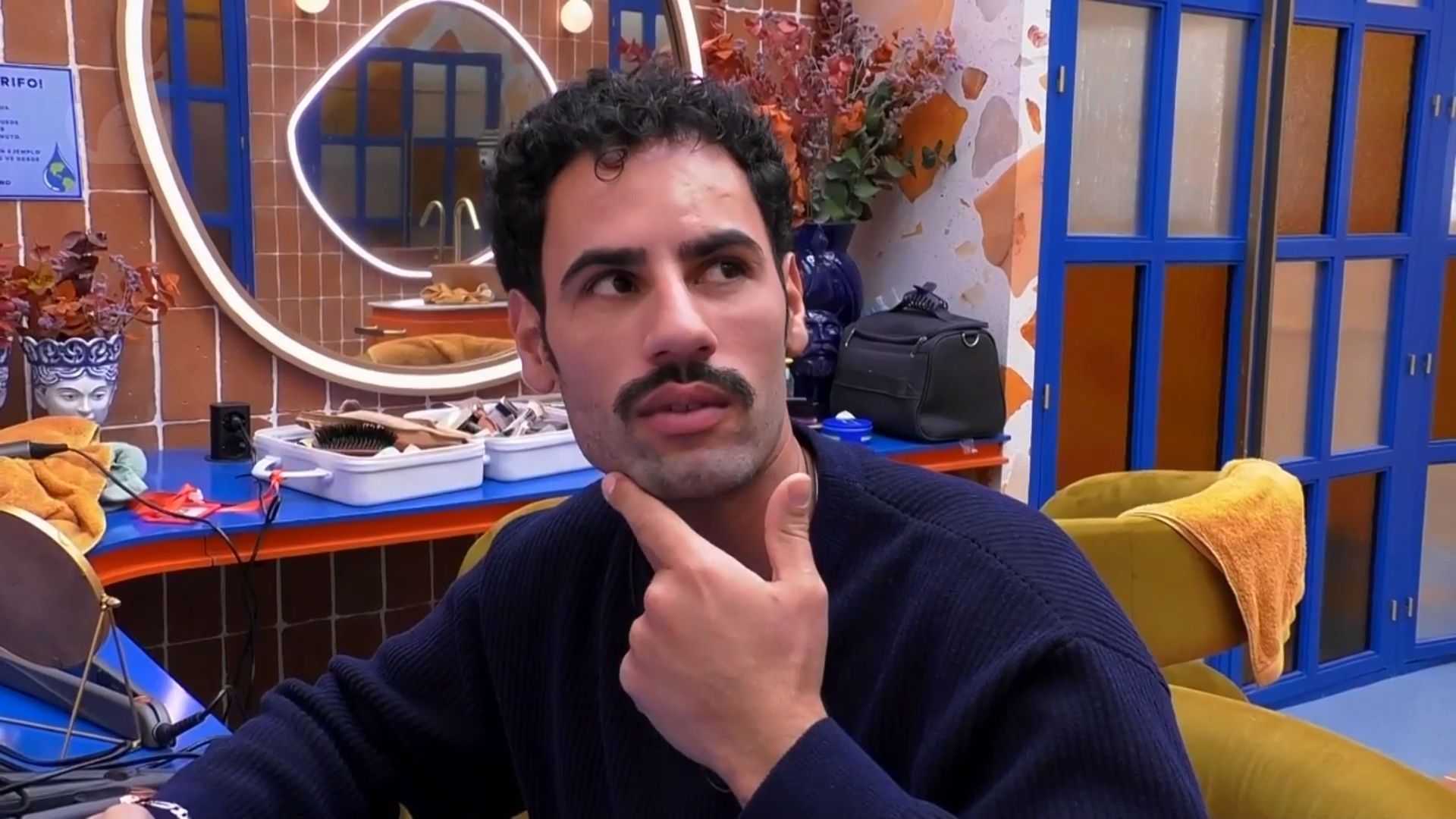 Asraf Beno después de que Manuel González le afeitase la barba