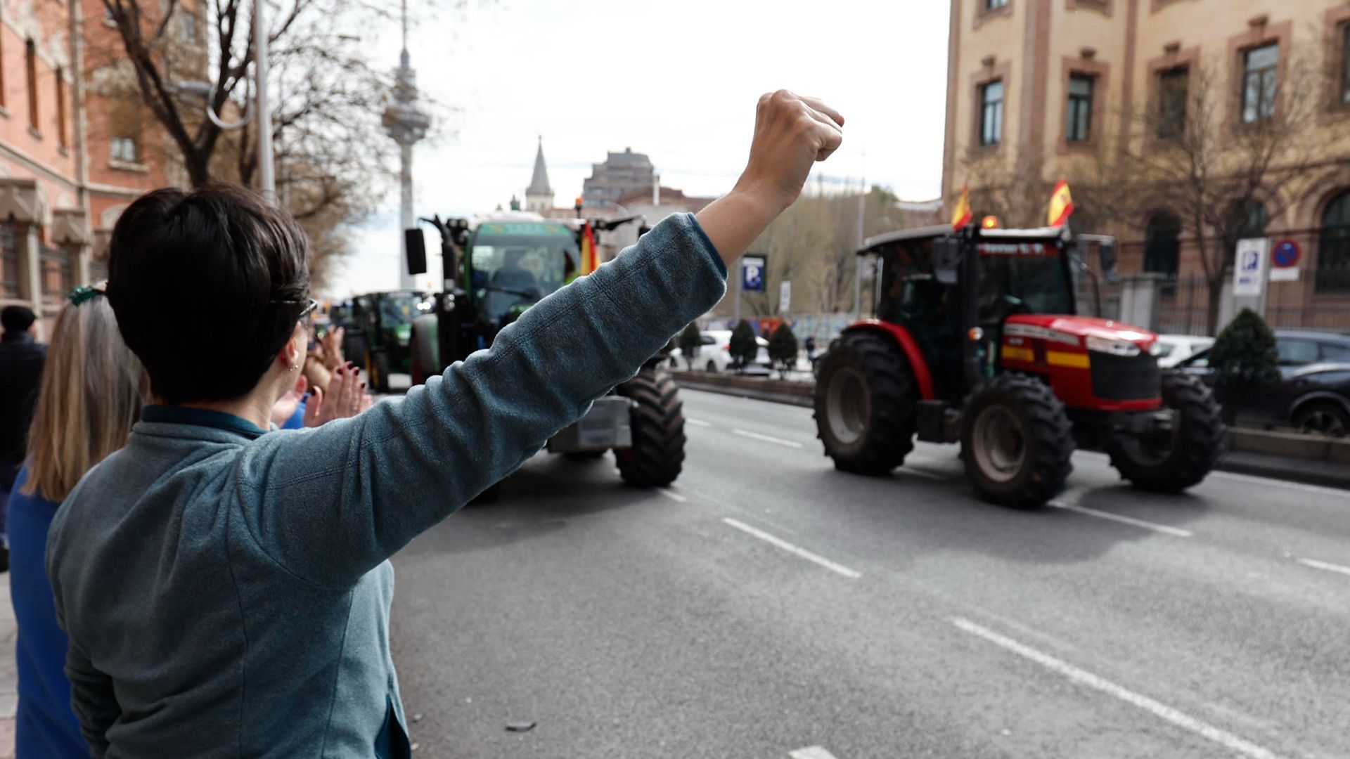 Ciudadanos saludan y reciben a los agricultores a su llegada al centro de Madrid