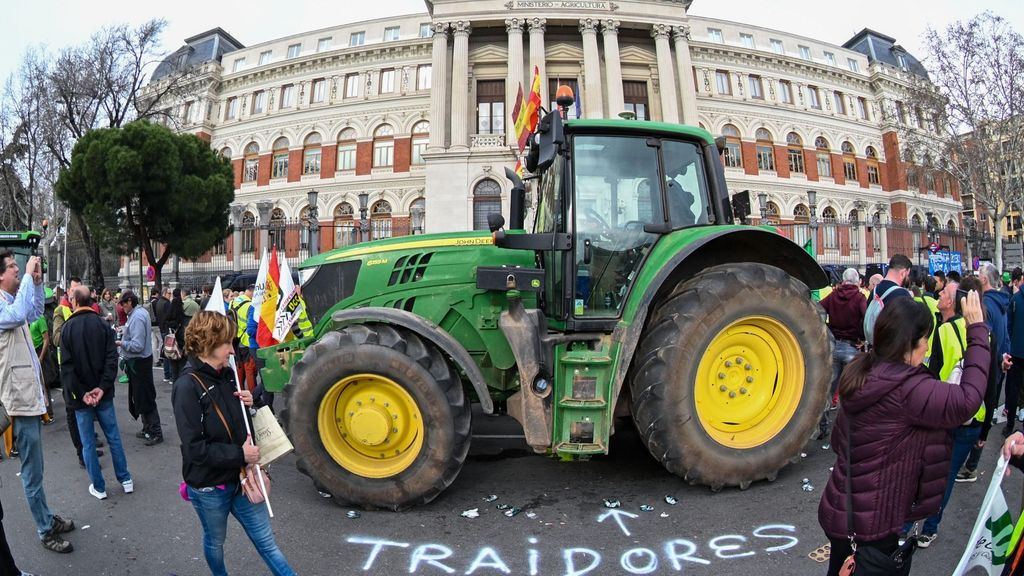 Los tractores toman Madrid causando caos y altercados con la policía Todo es mentira 2024 Programa 1283