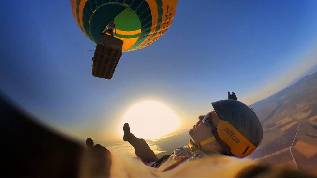 Dos bribones se lanzan en paracaídas desde un globo a los barrancos del desierto de Gorafe
