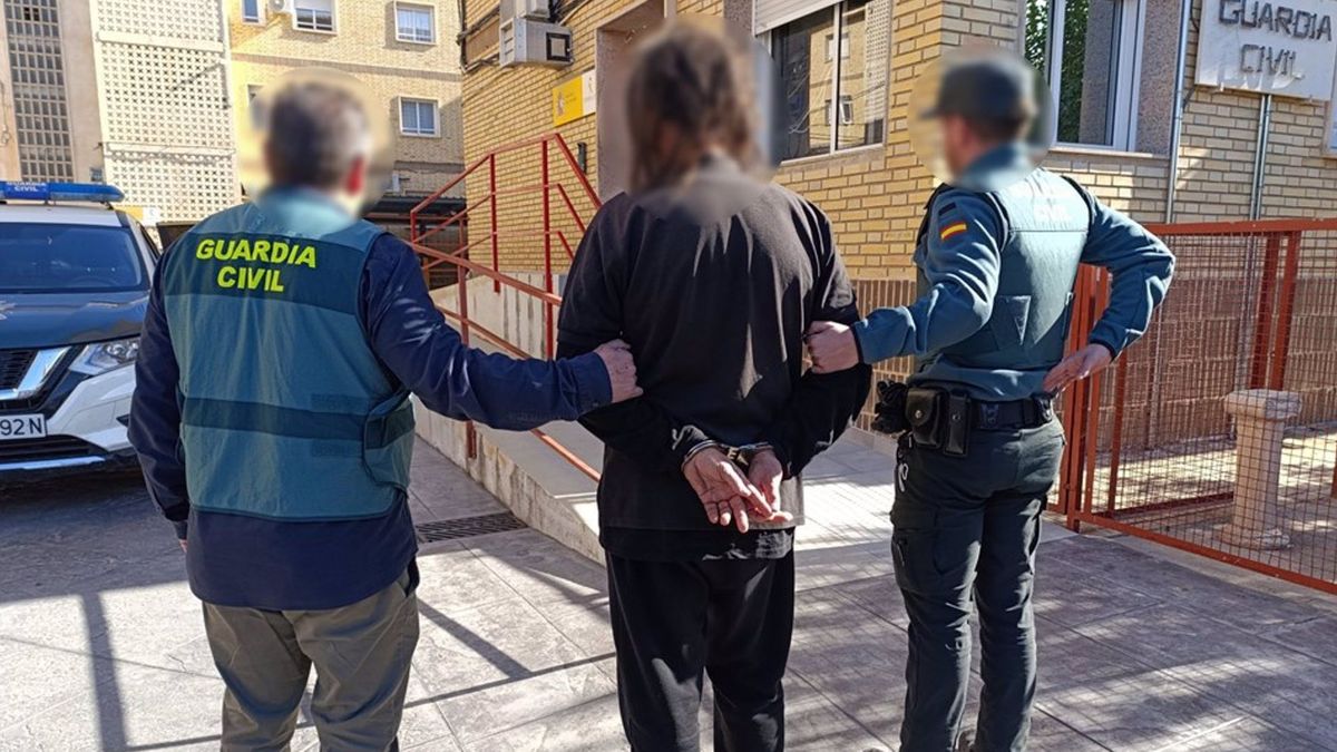 El detenido escoltado por dos Guardias Civiles