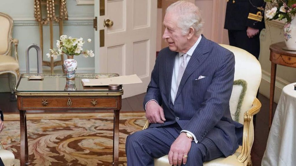 El rey Carlos III reaparece en público más delgado y con las manos hinchadas en pleno tratamiento de cáncer