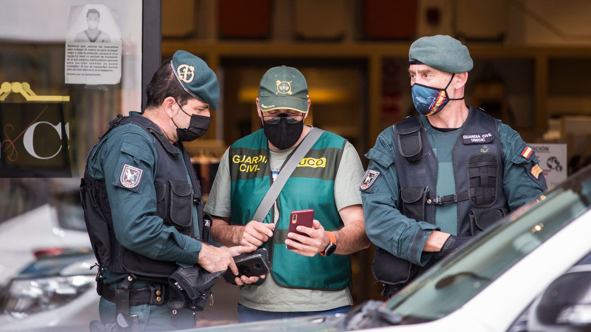 Imagen de archivo de una actuación de agentes de la UCO y USECIC en Madrid