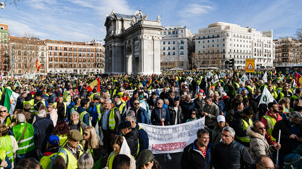 Las protestas de agricultores y ganaderos toman la Puerta de Alcalá