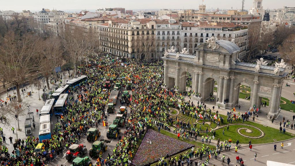 Los tractores llegan a la Puerta de Alcala y colapsan el centro de Madrid.